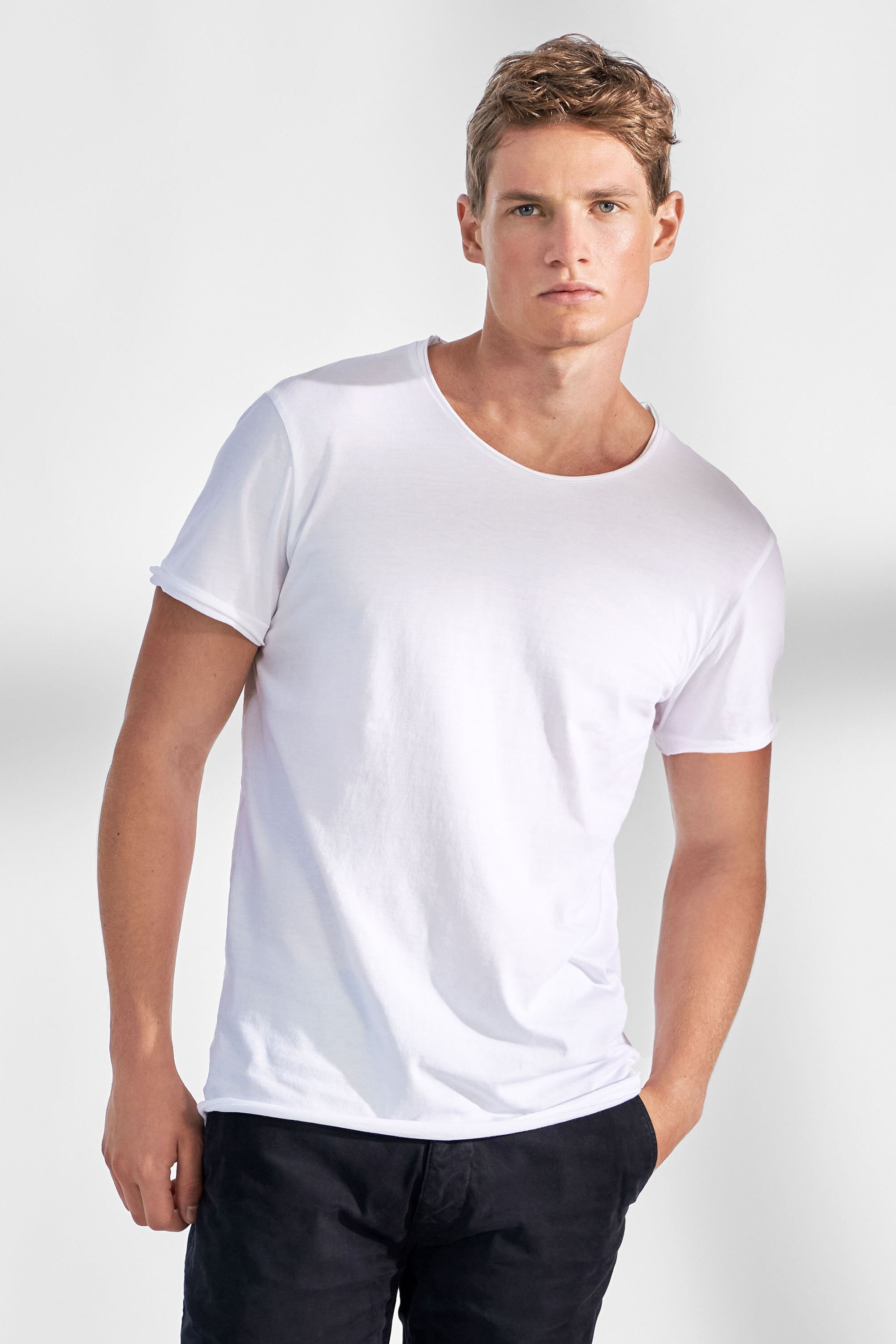 white round neck t shirt mens